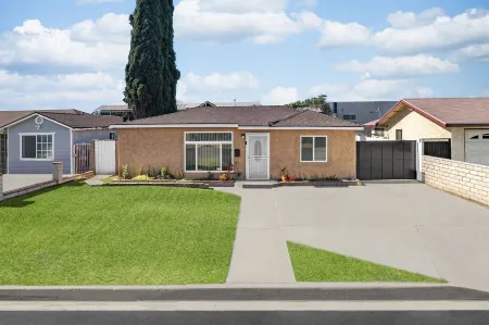 PrivateHOUSE,3Bd1king2Queen w/kitchen,patio,BBQ,Ac,free parking,Laundry &WiFi