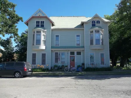 Heart of Hillsdale 1 Bdrm, Work,Cook, Relax Wifi Downtown Apartment Queen Bed