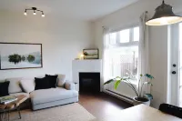 Goodview Suite - licensed waterfront studio with a fireplace and patio