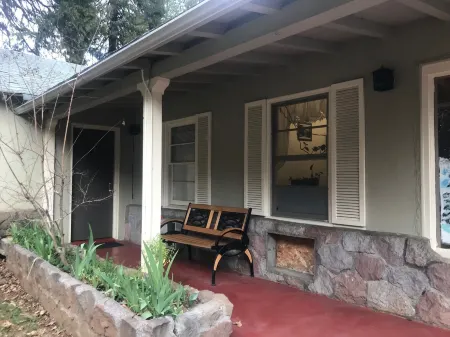 Dunsmuir Lodge Отели в г. Дансмьюир