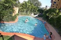 Kacy's Bargara Beach Motel - Beach