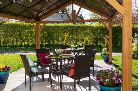 Admiral Sims House on Catherine St and Mill St Отели рядом с достопримечательностью «Брейкерс»