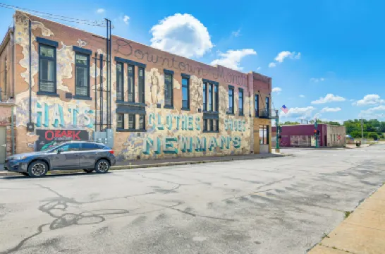 Loft-Style Apt in Dtwn Monett Pets Welcome! Hotels in 