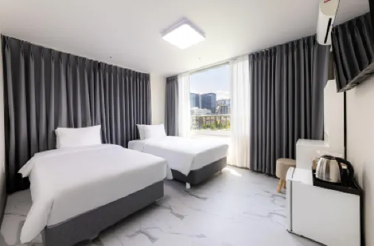 MJ HOTEL JONGNO Отели рядом с достопримечательностью «Генбокгун»