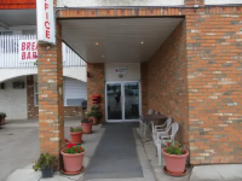 Lazy J Motel Hotels in Claresholm