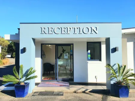 Bay Vista Waterfront Motel Отели в г. Punga Cove