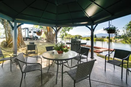 Riverfront Resort Cabin ~ 21 Mi to Crater Lake! Отели рядом с достопримечательностью «Train Mountain Railroad Museum»