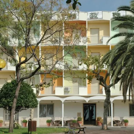 Hotel Tirreno Отели рядом с достопримечательностью «Пляж Фьюмичелло»
