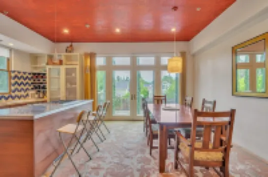 Cypress House & Studio, Walk to Healdsburg Plaza 3 Bedroom Home by Redawning