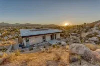Desert Ridge - Hot Tub, Fire Pit, BBQ, Out Door Shower & Incredi 2 Bedroom Home by RedAwning Hotel di Yucca Valley