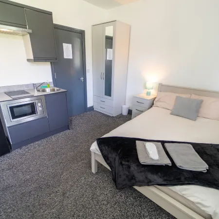 76 Bournbrook Road Equipped Studios Near QE