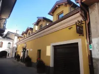 Le Reve Charmant Hotels in Pila