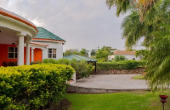 The Vintage Sanctuary - 3 mins drive to the beach! 酒店