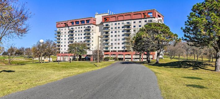 Modern Monkey Island Condo: Balcony & Lake View! Hotels in Delaware County