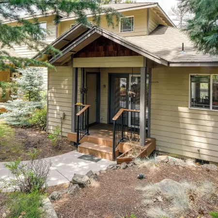 Resort-Style Klamath Falls Home, Golf Course View!