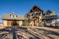 Idyllic Florissant Cabin w/ Patio & Hot Tub! - Homestays