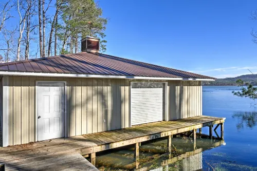 'Paradise Cove' Cabin w/ Boathouse & Dock - Pet friendly