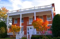 Bluff View Inn Hotels near Walnut Street Bridge