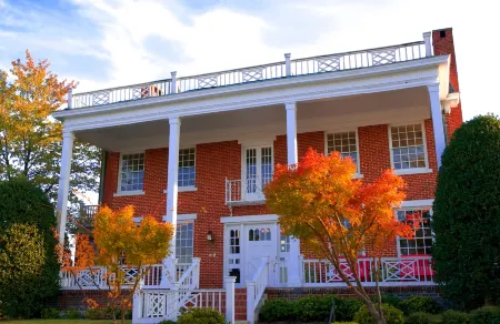 Bluff View Inn Отели рядом с достопримечательностью «Водопады Раби»