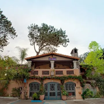 Les Artistes Inn