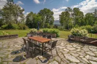 Mtn Views Colonial Home on Kingdom Trails!