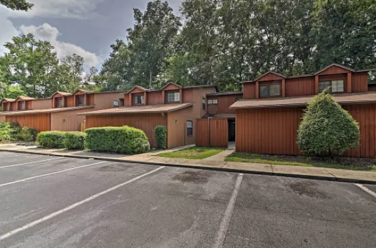 Gainesville Townhome w/ Patio ~ 3 Mi to UF!