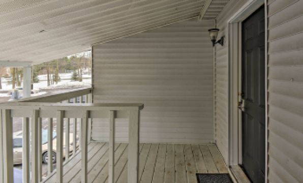 Mount Pocono Condo w/ Balcony, Near Mt Airy Casino