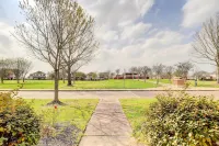 寬敞的休斯頓家，帶有私人庭院和火坑！