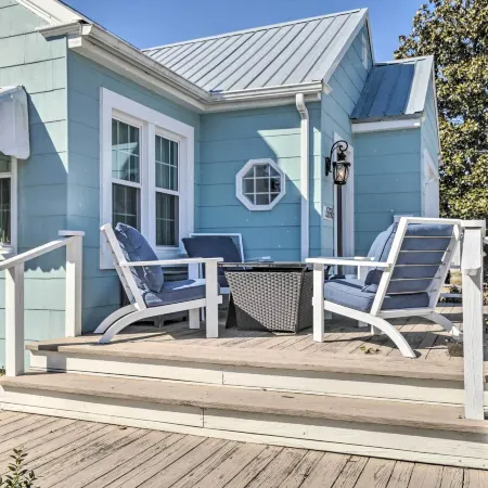 Chincoteague Island Cottage ~ 2 Mi to Beaches
