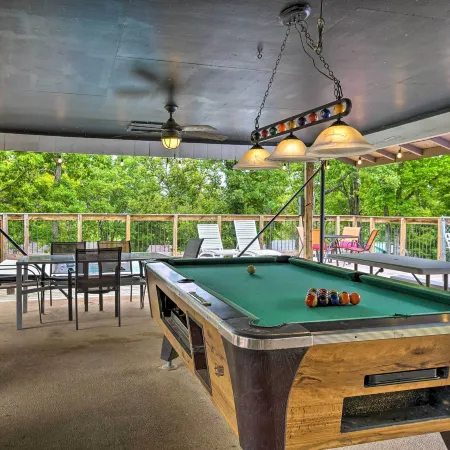 Reeds Spring Retreat w/ Lakeview Deck + Grill