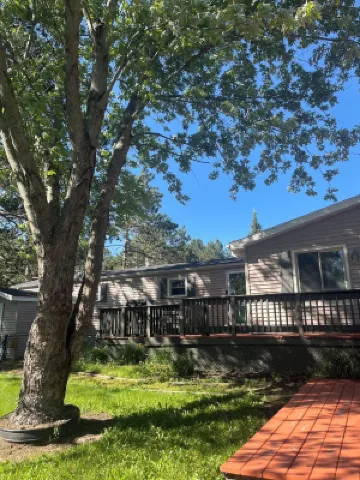 Peaceful 3-bedroom cottage on private Grass Lake.