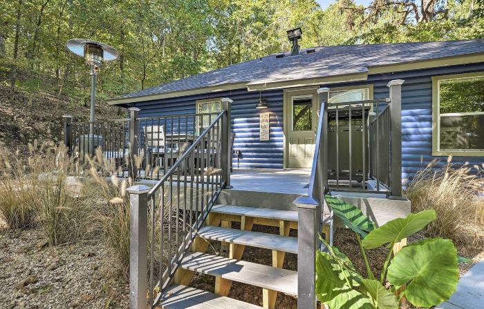 Secluded Table Rock Lake/Branson Cabin w/ Hot Tub!