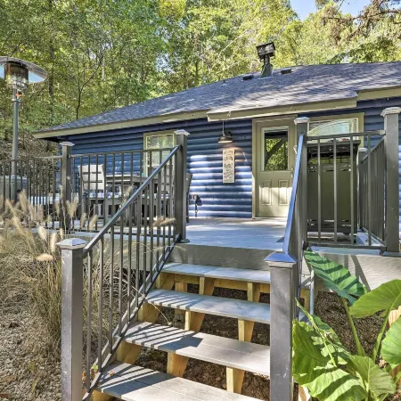 Secluded Table Rock Lake/Branson Cabin w/ Hot Tub!