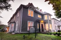 Valparaiso Inn Bed & Breakfast - parking