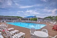 Tranquil Osage Beach Condo w/ Waterfront Decks! - 3 tähden