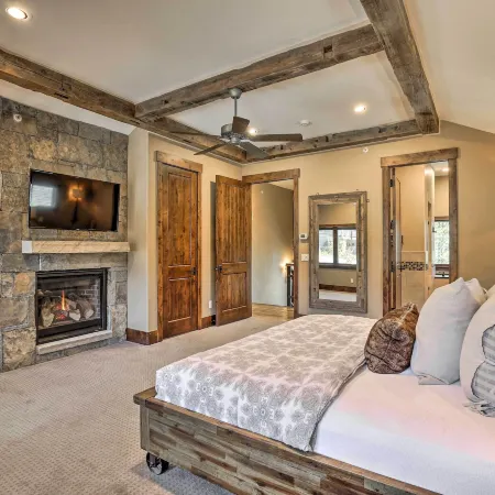 Walk to Lift: Luxe Villa w/ Hot Tub in Copper Mtn
