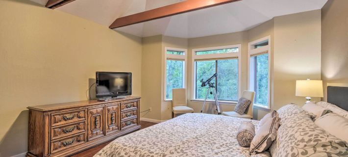 Deck + Grill: Mtn Haven in Stanislaus Nat'l Forest Hotels in Arnold