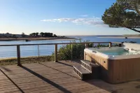 Waterfront Seaside Beach Home w/ Views & Hot Tub! - de playa