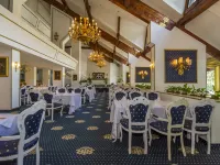 Aurelius Imparatul Romanilor Hotels near Stadion