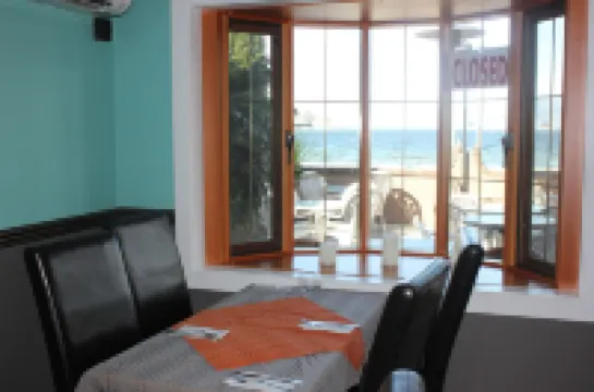 ทิกิ ชอร์ส์ อินน์ & สวีทส์