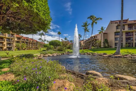 Beautiful garden view condo with tropical decor Отели в г. Wailea