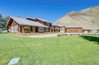 Remote Idaho Mountain Lodge w/ River Access! - 3 étoiles