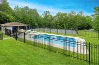 Mt Snow Getaway - 3 Bedroom Chic Condo - Community Pool and Tennis