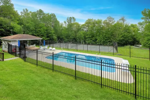 Mt Snow Getaway - 3 Bedroom Chic Condo - Community Pool and Tennis