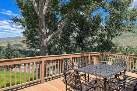 Mountain Retreat with Expansive Deck and Cozy Fireplace - Inviting Oasis Отели в г. Игл-Вейл