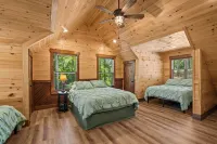NEW Charming family friendly 3-bedroom cabin on serene Lake Keowee with Dock