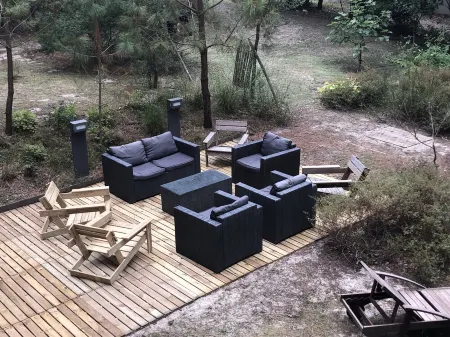 Wooden house in the golf, between forest, lake and ocean Отели в г. Бискарросс