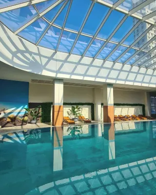 Deluxe Two Bedroom Condo & Pool on 5th Floor - 3-Star