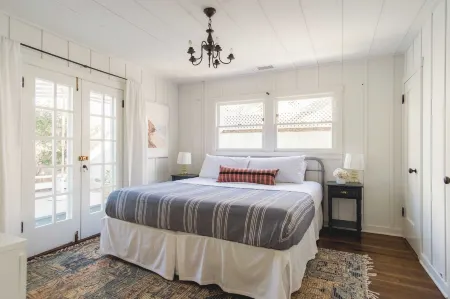 Topaz by AvantStay Adorable Cottage Walking Distance to Beach w Large Patio Отели рядом с достопримечательностью «Аквариум «Берч»»