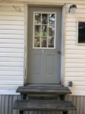 Little White Cabin by the river, fishing trails, kayaking, near State Park lake